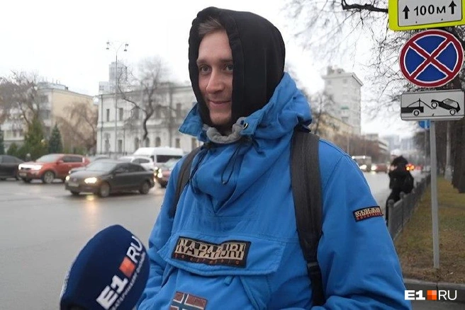 Мужчины не всегда выражают любовь словами, но часто проявляют ее с помощью заботы: дарят мамам подарки и проводят с ними время | Источник: Кирилл Кушнов / Е1. RU