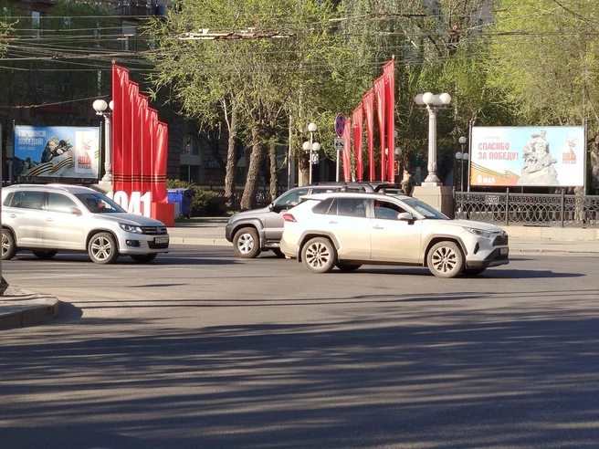 Так выглядят праздничные плакаты в центре Волгограда | Источник: читатели V1.RU