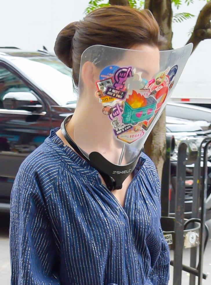 Спасаемся от жары: Энн Хэтэуэй в прозрачной маске и синей тунике