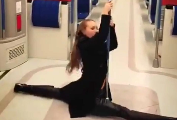 Девушка исполнила танец у шеста в поезде МЦД (видео)