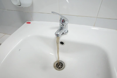 Прокуратура проверит ржавую воду в казанской многоэтажке