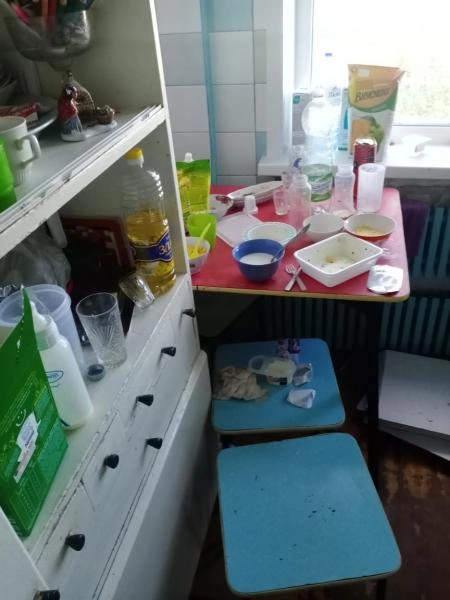 В Гае полиция спасла четверых детей, которых закрыли в захламленной квартире без еды | Источник: УМВД по Оренбургской области