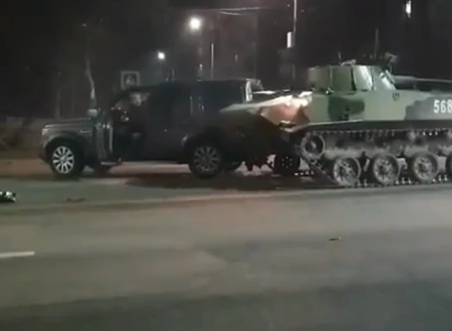 В Туле столкнулись БМД и Land Rover | ya62.ru