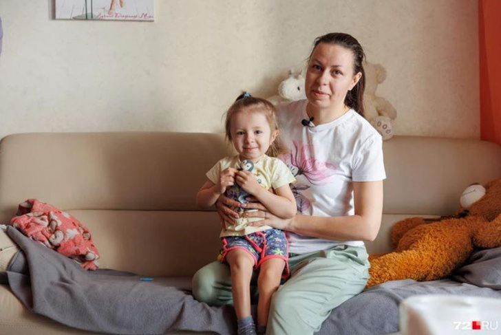 У маленькой Софии за 5 лет 7 переломов: как живет «хрустальная» девочка из Тюмени