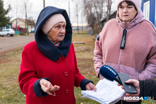 Валентина Корсакова (в красном), по ее словам, имеет звание заслуженного учителя Красноярского края и награду от губернатора Александра Усса, а также от Минпросвящения РФ. В селе ее знают многие, так как женщина преподавала разным поколениям долгое время | Источник: Мария Ленц / NGS24.RU