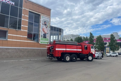 Пожарные и скорая у ТЦ «Полюс» в Архангельске