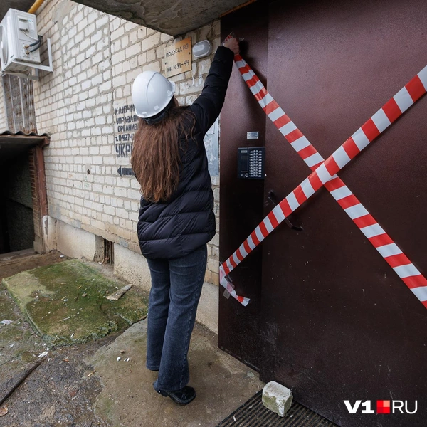 Дверь в подъезд открыли для работы административной комиссии | Источник: Алексей Волхонский / V1.RU