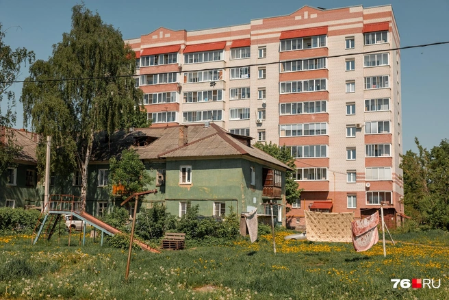 Многоэтажка возвышается за уютным двором старого дома | Источник: Александр Куренной / 76.RU