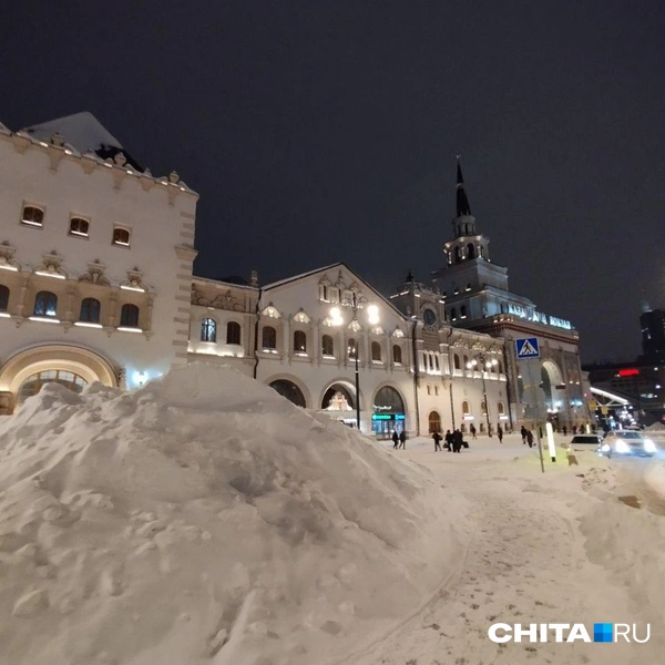 Сугробы после сильного снегопада на Казанском вокзале в Москве | Источник: Сергей Бумагин / CHITA.RU