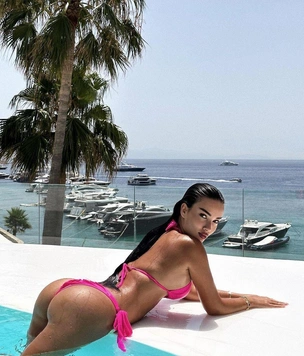 «Я устала от этих клоунов, у которых не хватит денег даже купить мои старые стринги»: кто такая скандальная блогерша Мадина Мамадалиева