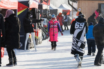 Более 100 мотоциклистов устроили ледовое шоу в Череповце