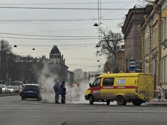 Прорыв трубы ограничил движение в Адмиралтейском районе Петербурга | Источник: Мегаполис | ДТП и ЧП | Санкт-Петербург | Питер