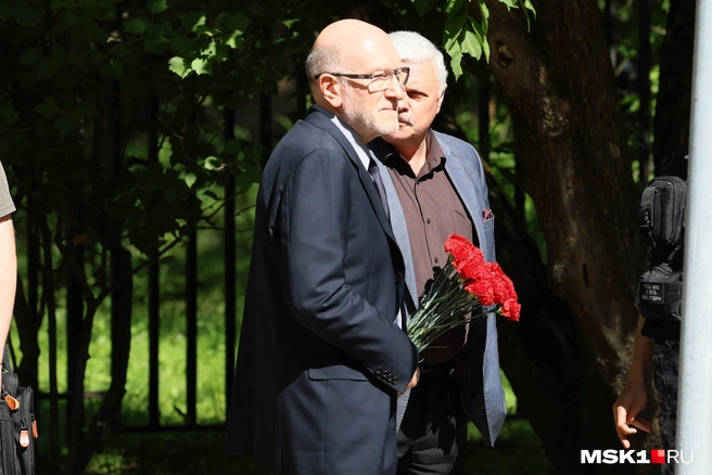 Бывший руководитель администрации президента Александр Волошин зашел на территорию ЦКБ после того, как ее покинул Владимир Путин | Источник: Артем Устюжанин / MSK1.RU