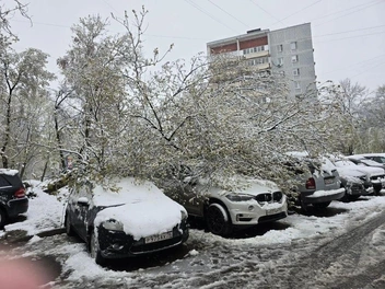 А вот так завалило авто на Ферганской улице в Москве | Источник: читатель MSK1.RU