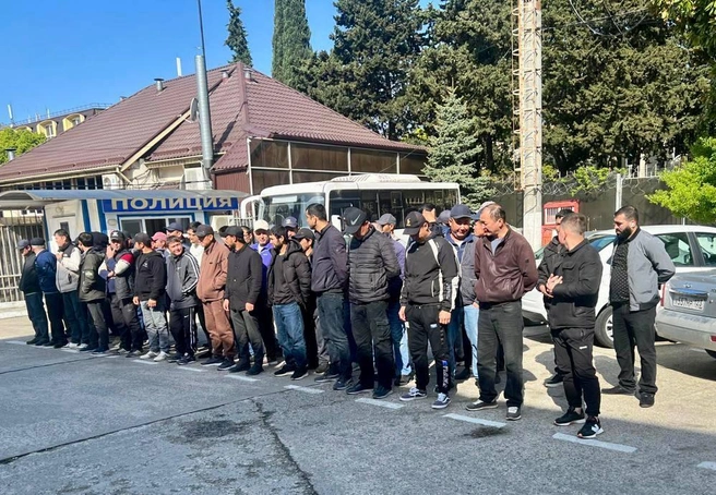 В отдел доставили 50 мигрантов | Источник: police_sochi / t.me