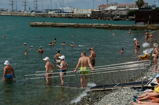 Для людей сделали заходы в море, чтобы туристы не падали на скользких камнях, и они очень популярны | Источник: Оксана Витязь
