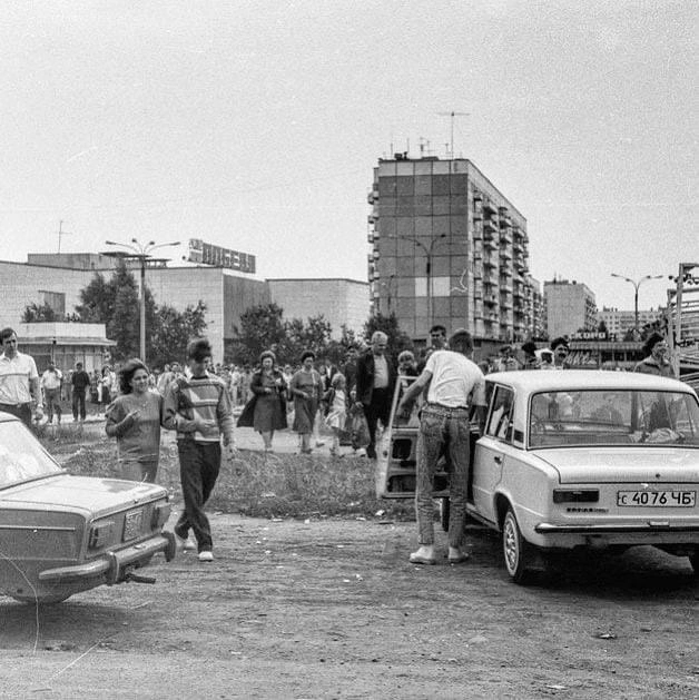 В 80-е машины машины не пускали на площадь перед «Победой»  | Источник: Э.&nbsp;А.&nbsp;Пеплер / eh_la_bas.livejournal.com
