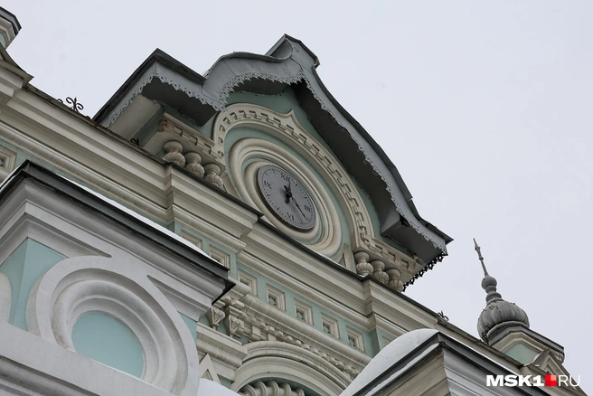 Наверху, как и полагается вокзалам, — часы | Источник: Артем Устюжанин / MSK1.RU