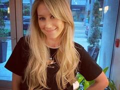 Куколка! Анна Курникова появилась на публике после рождения четвертого ребенка