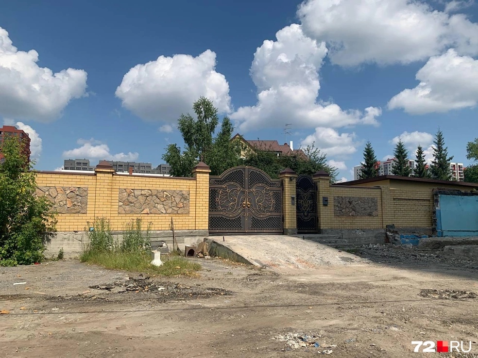 Имение Ганса скрыто от посторонних глаз за роскошным забором | Источник: Никита Кифорук / 72.RU