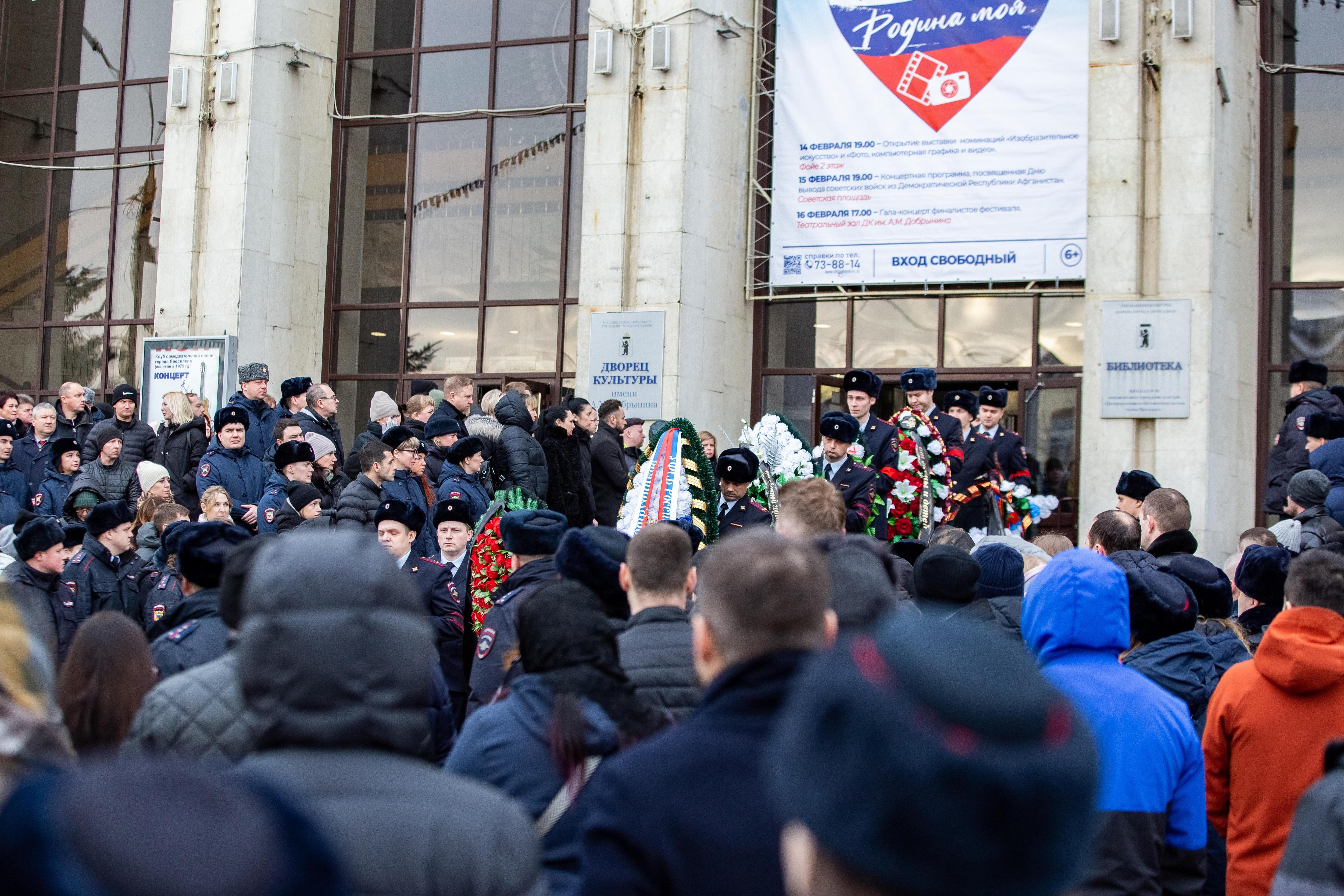 Под звуки оружейных залпов: в Ярославле простились с погибшим капитаном полиции. Фоторепортаж