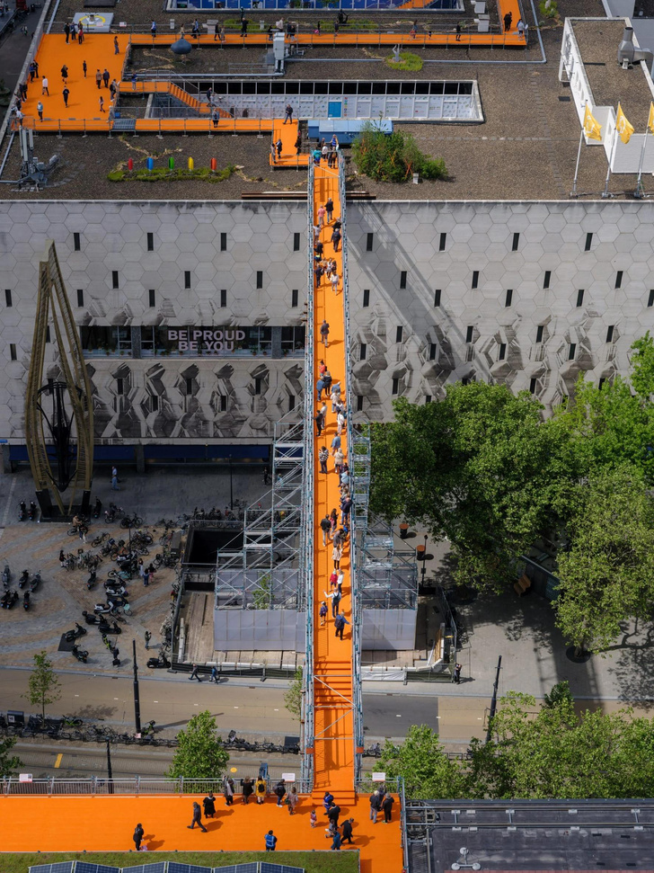 Студия MRDV построила оранжевый мост, соединяющий крыши двух зданий