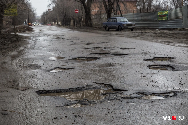 В Волгограде «Лада» застряла в огромной яме | Источник: Константин Завриков
