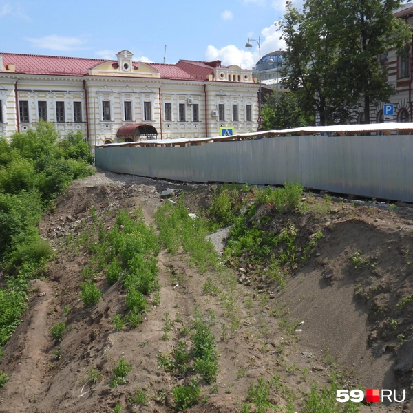 Откосы укрепят георешётками и засыпят чернозёмом (потом там будет газон) | Источник: Кирилл Хафизов / 59.RU