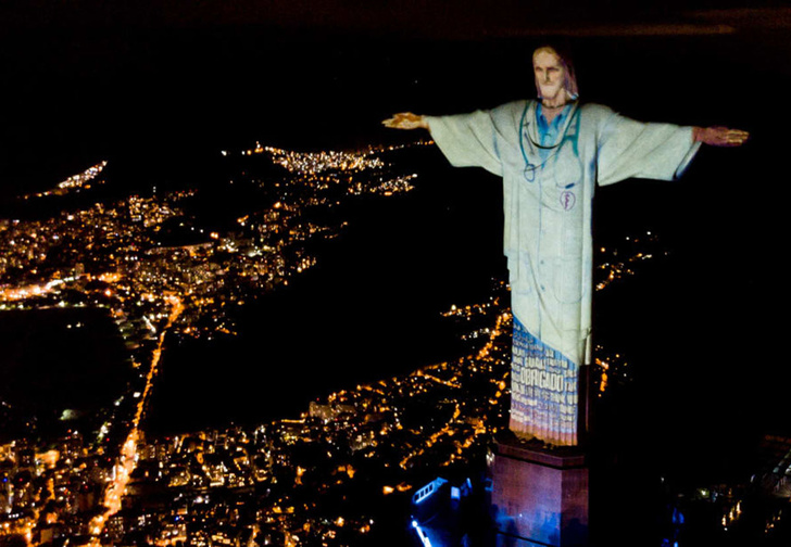 Статую Христа Искупителя в Рио нарядили в костюм врача (видео)
