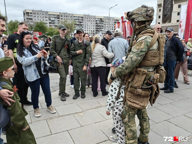 Живой декорацией были и сами военные. К ним за фото тоже выстраивались очереди | Источник: Юлия Мальцева/ 72.RU