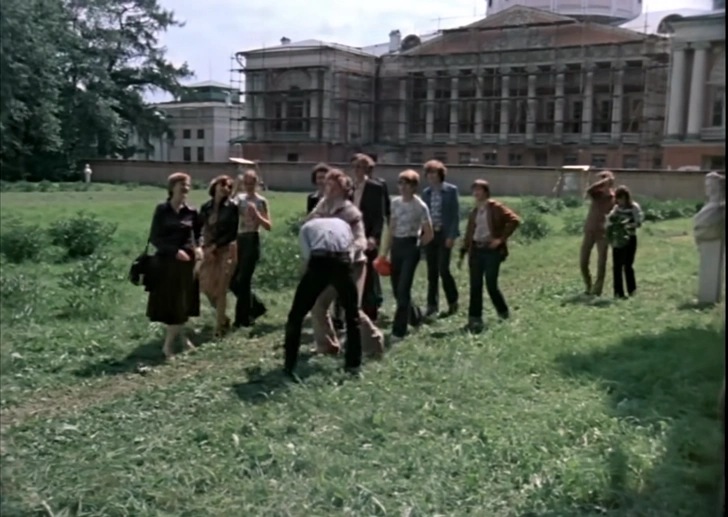 Кадр из фильма. Школьники проходят мимо северного фасада усадьбы Останкино | Источник: Киностудия Горького / YouTube