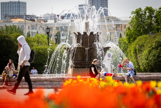 В центре города заработали фонтаны у часовни Святой Екатерины и в других популярных местах, куда в первые тёплые дни сразу потянулись горожане | Источник: Владислав Лоншаков / E1.RU