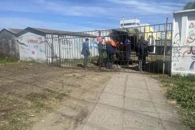 Омичам закрыли проход к школам и больницам. Ответ мэрии