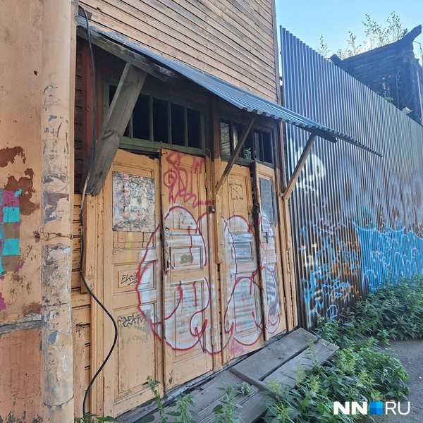 Все дома здесь разрисованы вандалами | Источник: Валерия Коростелева / NN.RU
