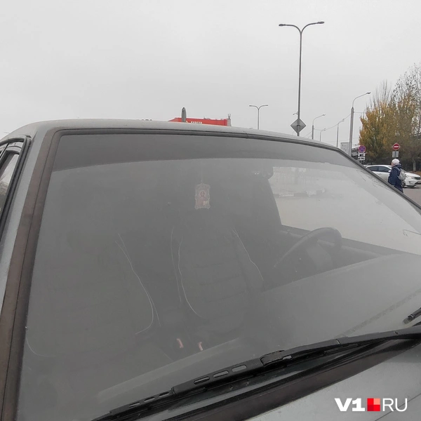 В салоне автомобиля висит миниатюра иконы | Источник: Денис Паустовский / V1.RU