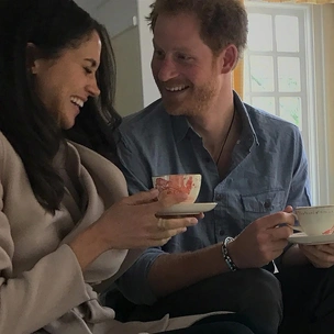 Натянутые улыбки и постановочные фото: Меган Маркл показала момент предложения руки и сердце Гарри (но никто им не верит)