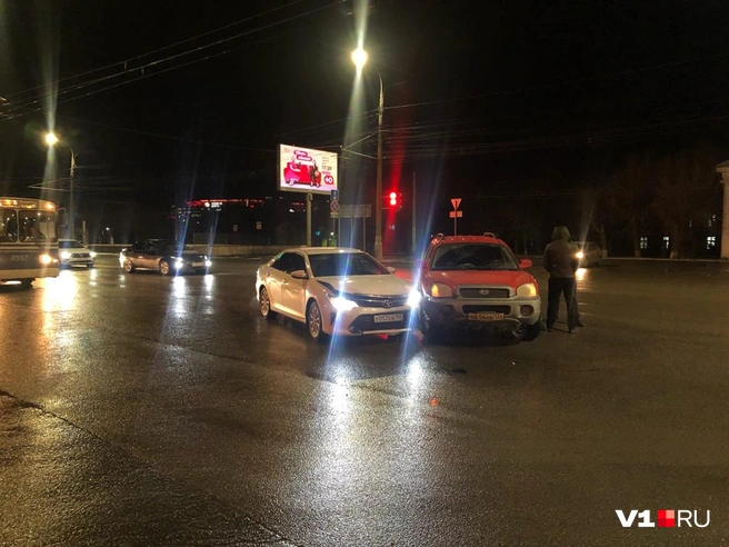 На фото — место ДТП в Центральном районе | Источник: Иван Богданов