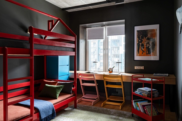 Комод и перекатной столик, IKEA. Ковер, Art de vivre. Стулья, Stokke. Подушки и плед, Edem home. Настольные лампы, Kartell. Графика, Рамин Нафиков.  | Источник: Александр Бурнатов. Стиль: Елена Куцаренко