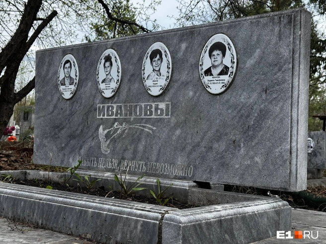 За могилой Ивановых ухаживают сестры Владимира | Источник: Дарья Манохина / E1.RU