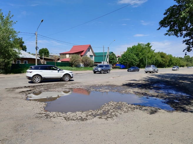 На Автогенной появились огромные ямы | Источник: Читатель НГС Андрей