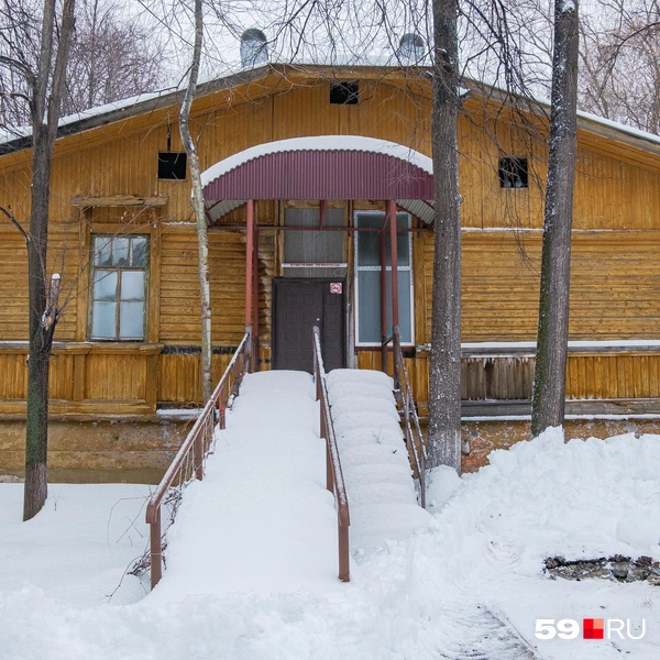 Слева от входа — пандус, по которому в реанимацию поднимали тяжелых пациентов | Источник: Тимофей Калмаков