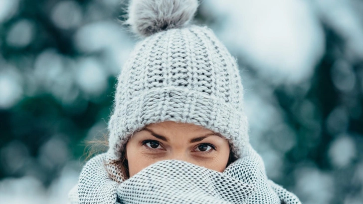 Врач Новиков объяснил, почему осенью мы мерзнем больше, чем весной, при той же температуре | Источник: iStock/zamrznutitonovi