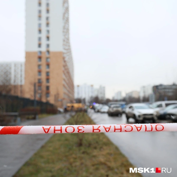 Парковка у дома, где взорвали автомобиль генерала, перекрыта силовиками | Источник: Артем Устюжанин / MSK1.RU
