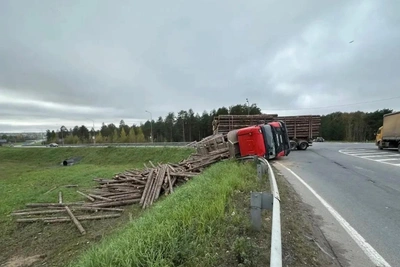 В Вельском округе опрокинулся лесовоз
