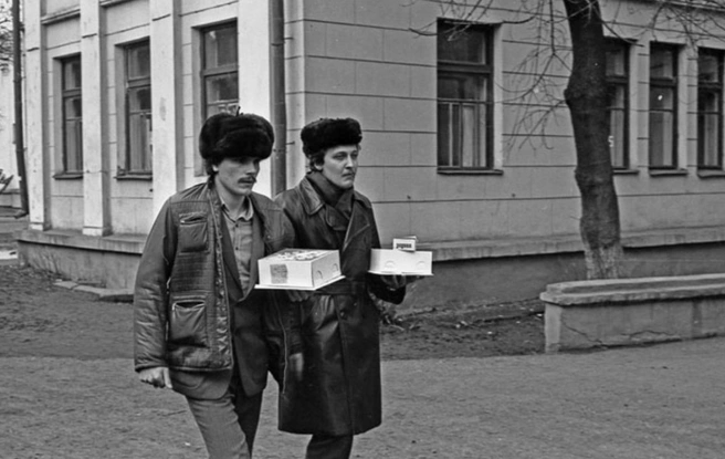 Новокузнецкие джентльмены идут за своими дамами в роддом | Источник: pastvu.com / Владимир Соколаев