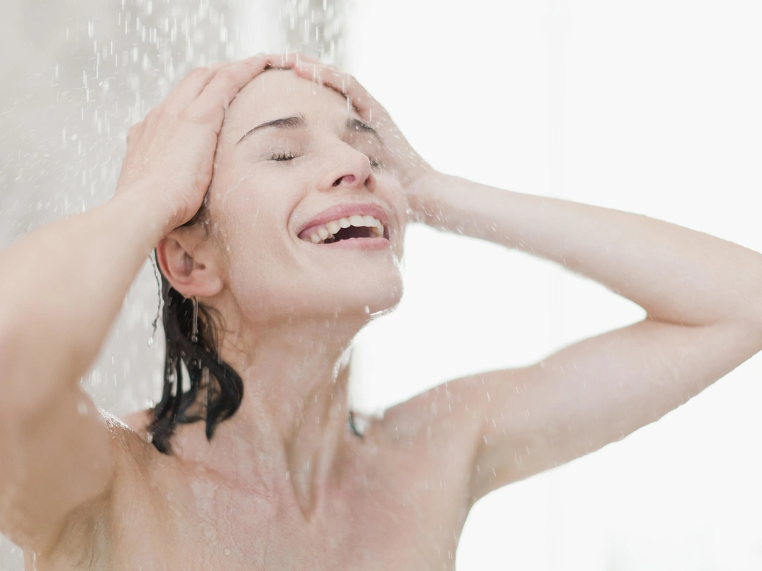 Бодрое утро: 5 полезных свойств контрастного душа | marieclaire.ru