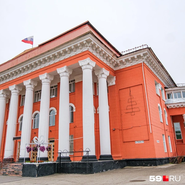 Дворец культуры металлургов (КДЦ) построили по проекту архитектора Николая Семенцова. Его «брата» по аналогичному проекту возвели в Риге | Источник: Тимофей Калмаков / 59.RU
