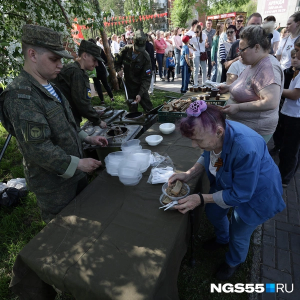 Многим не терпелось попробовать блюдо | Источник: Кирилл Башинский / NGS55.RU
