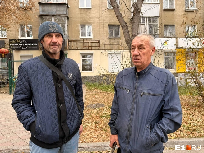 Владимир из Казани (справа) рассказал, что его обокрали | Источник: Дарья Костомина / E1.RU