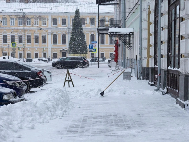 На улице Андропова уборка снега ещё не завершена. | Источник: Артем Бауман / 76.RU